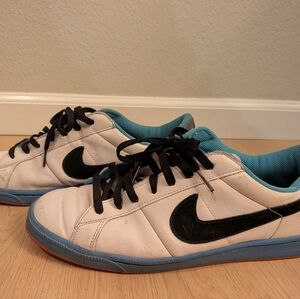 Nike White and Black Sneakers with Blue Accents